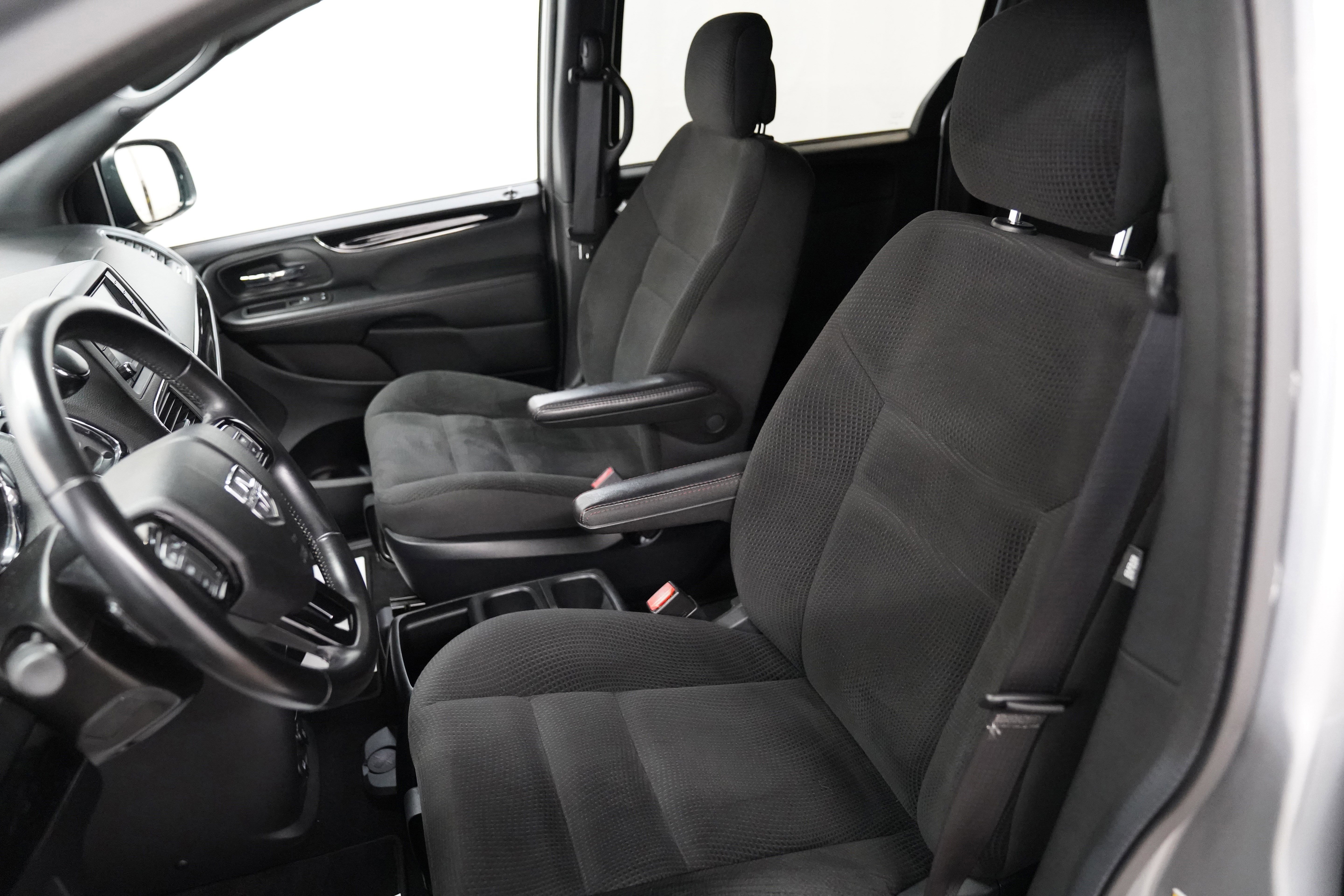 Used 2019 Dodge Grand Caravan SE FWD image 19