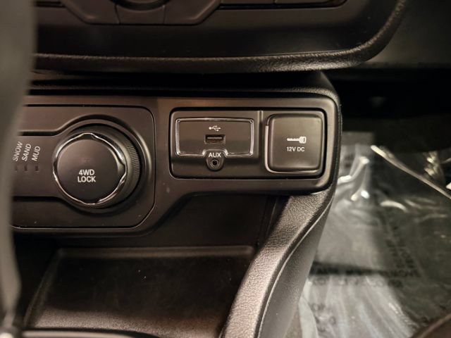 Used 2018 Jeep Renegade Latitude AWD/4WD image 36
