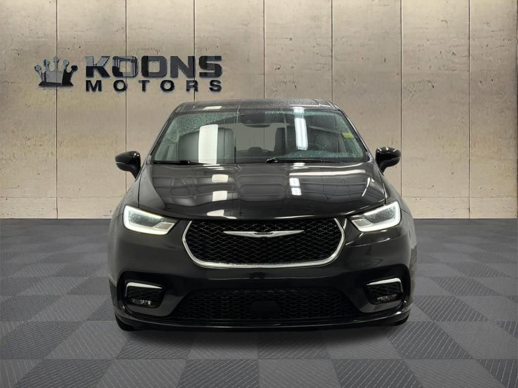 Used 2023 Chrysler Pacifica Touring-L FWD image 3