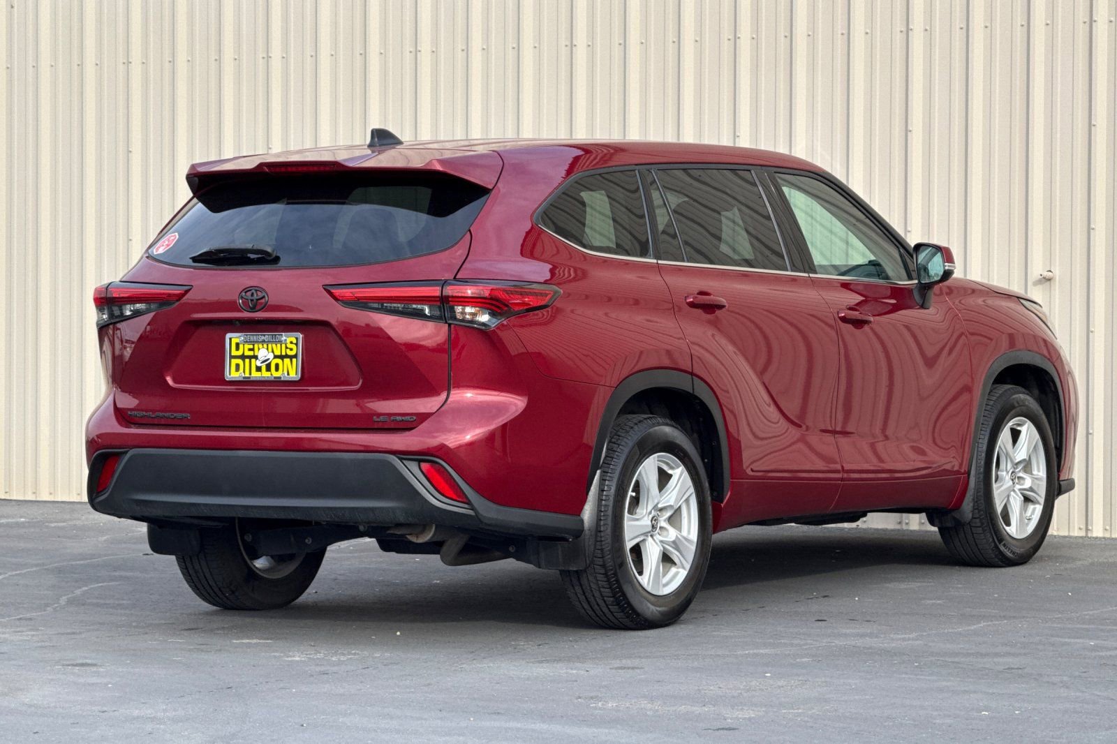 Used 2022 Toyota Highlander LE AWD/4WD image 4