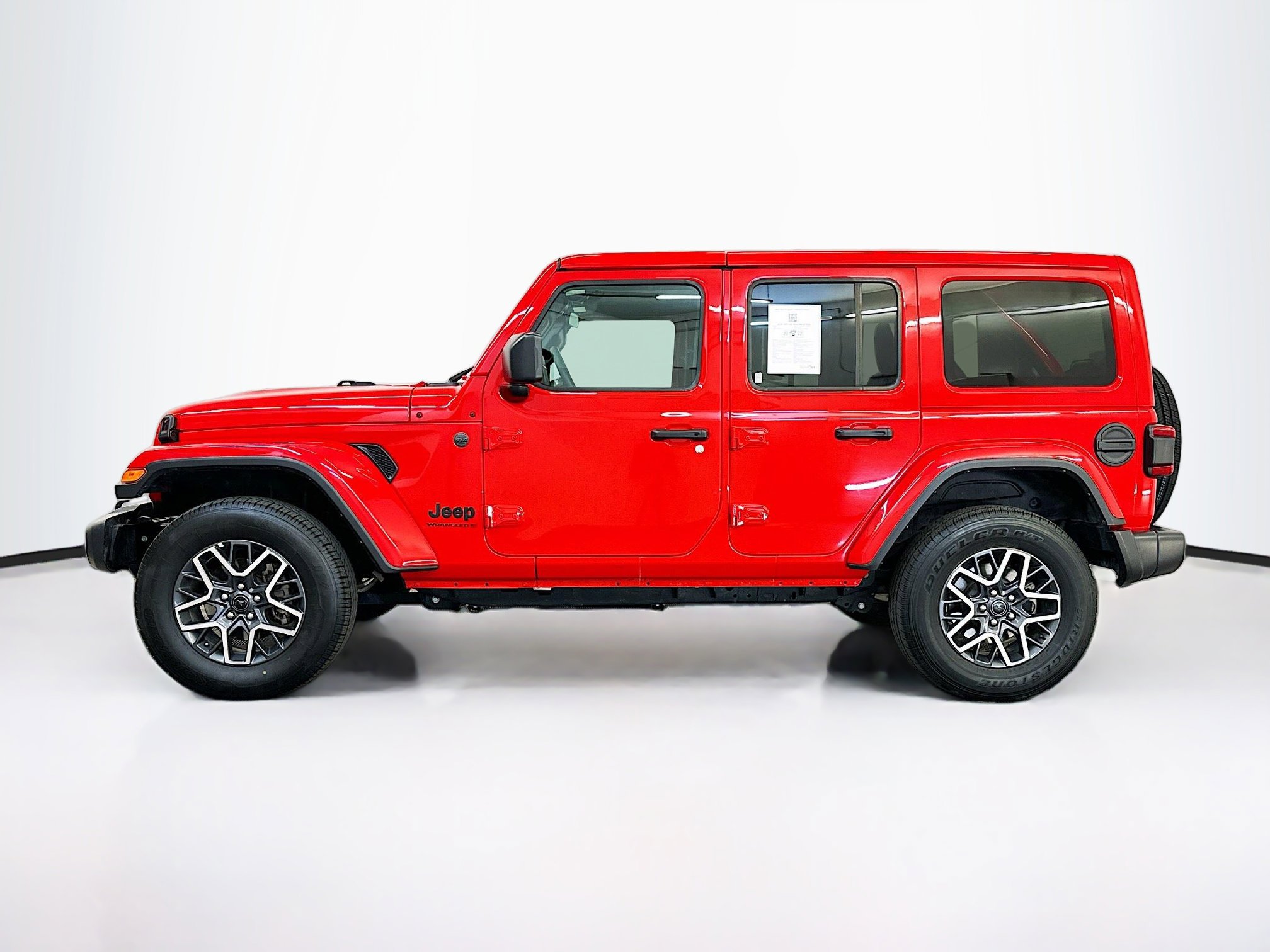 Used 2025 Jeep Wrangler Sahara image 4