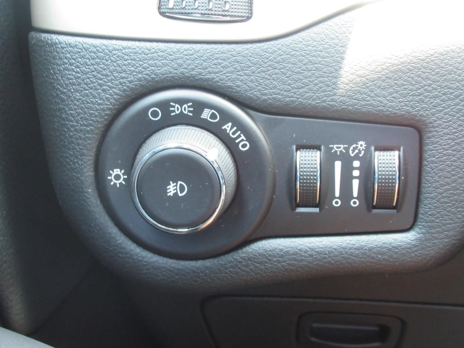 Used 2015 Jeep Cherokee Latitude w/ Cold Weather Group AWD/4WD image 22