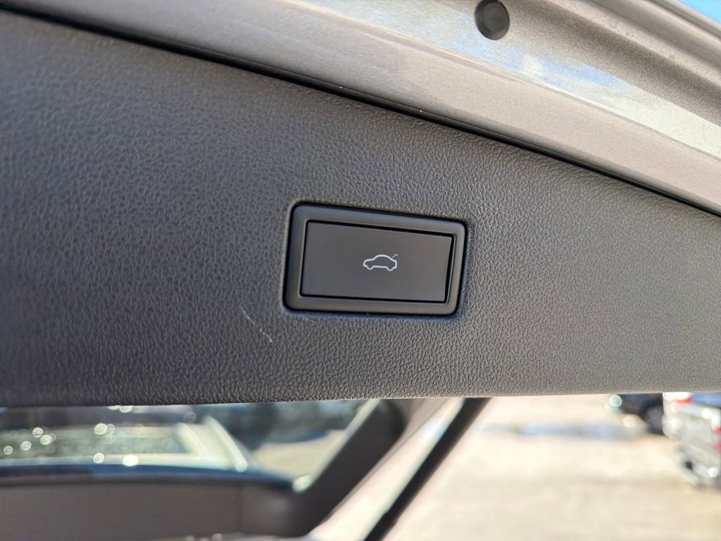 Used 2022 Volkswagen Tiguan SE R-Line image 35