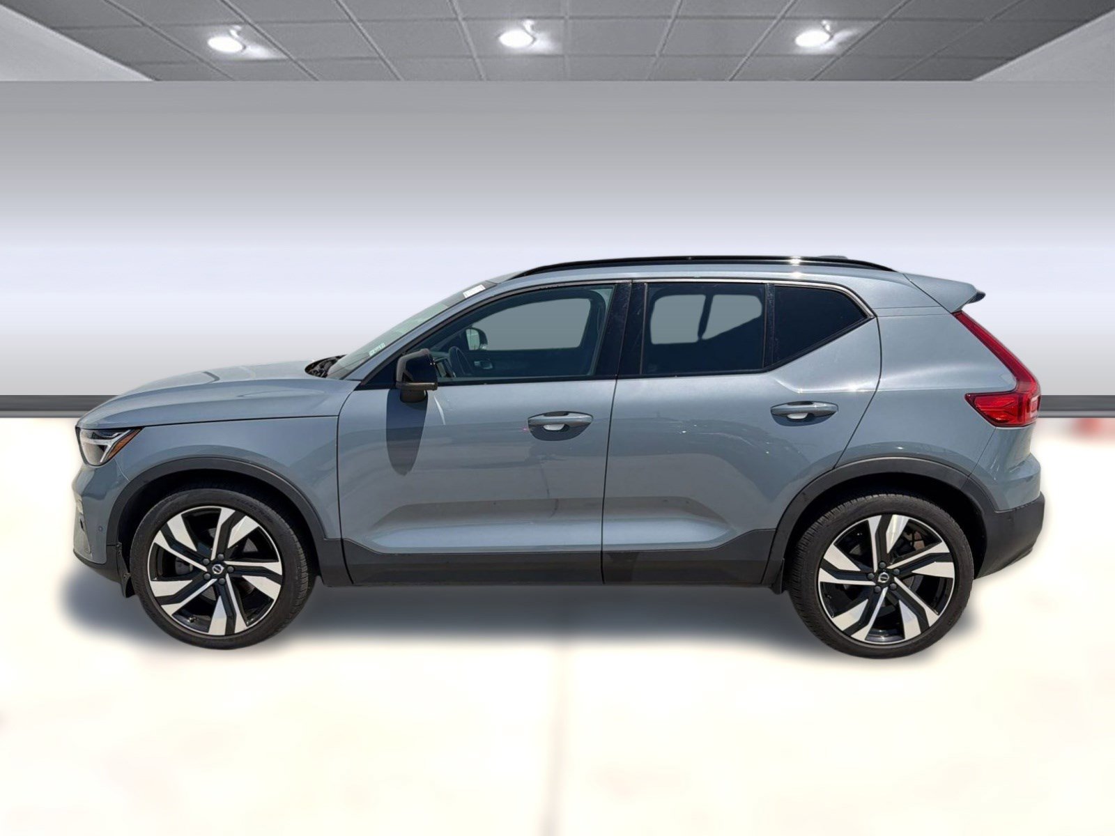 Used 2023 Volvo XC40 B5 Plus w/ Driver Assist Package AWD/4WD video 2