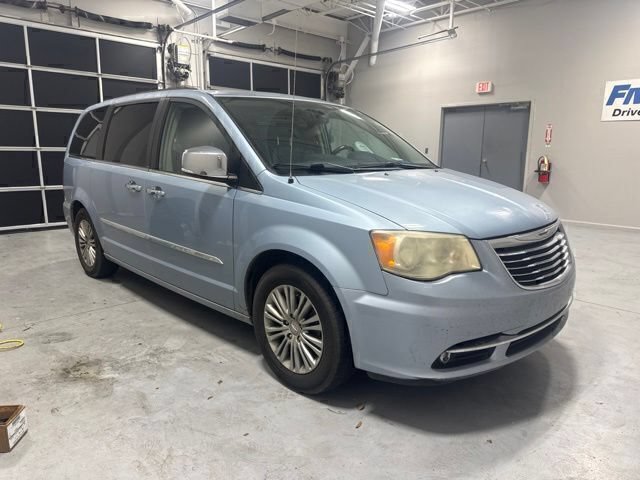 Used 2013 Chrysler Town & Country Touring-L w/ Trailer Tow Group FWD image 3