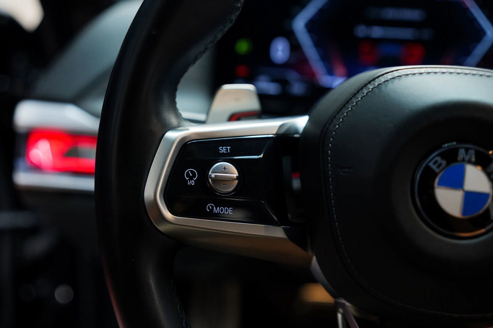 Used 2023 BMW 740i w/ Parking Assistance Package image 32