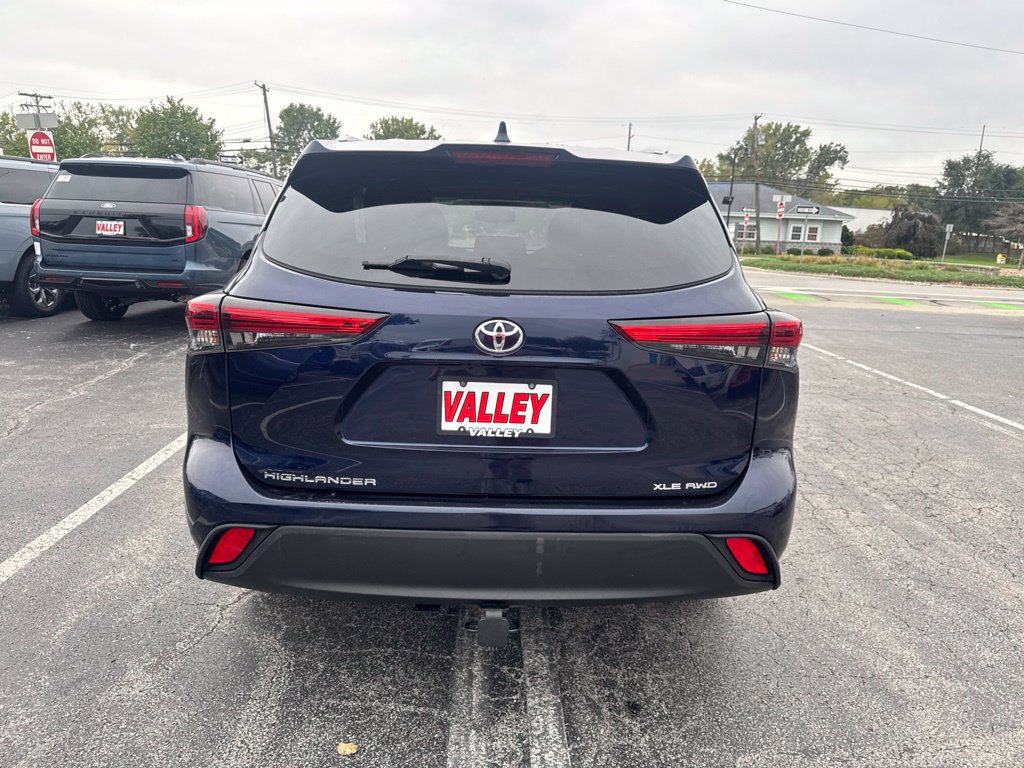 Used 2021 Toyota Highlander XLE AWD/4WD image 5