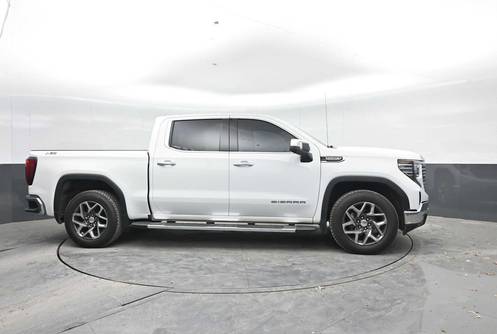 Used 2023 GMC Sierra 1500 SLT w/ SLT Premium Package AWD/4WD image 9
