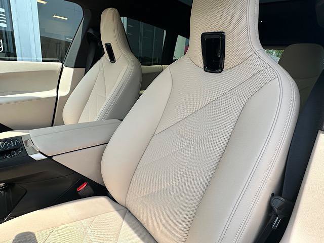 Used 2023 BMW iX xDrive50 w/ Sport Package AWD/4WD image 16