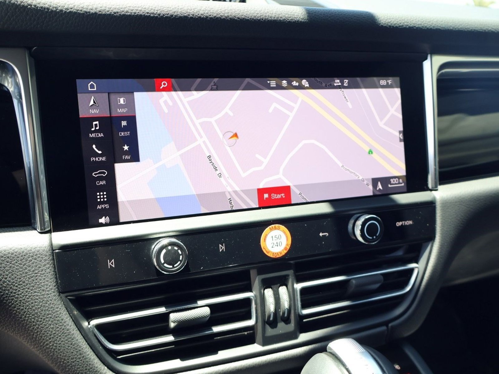 Certified 2025 Porsche Macan AWD/4WD image 18