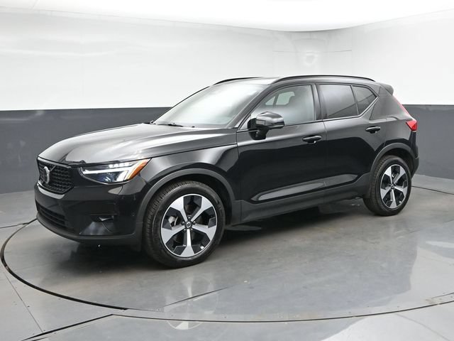 Used 2025 Volvo XC40 B5 Plus AWD/4WD image 4