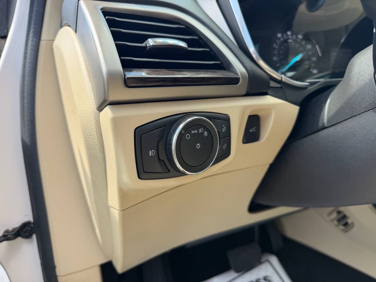 Used 2016 Ford Fusion SE w/ Equipment Group 202A FWD image 12