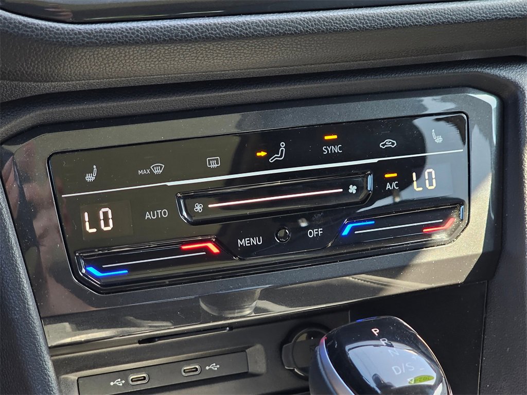 Used 2024 Volkswagen Tiguan SE w/ Panoramic Sunroof Package image 26