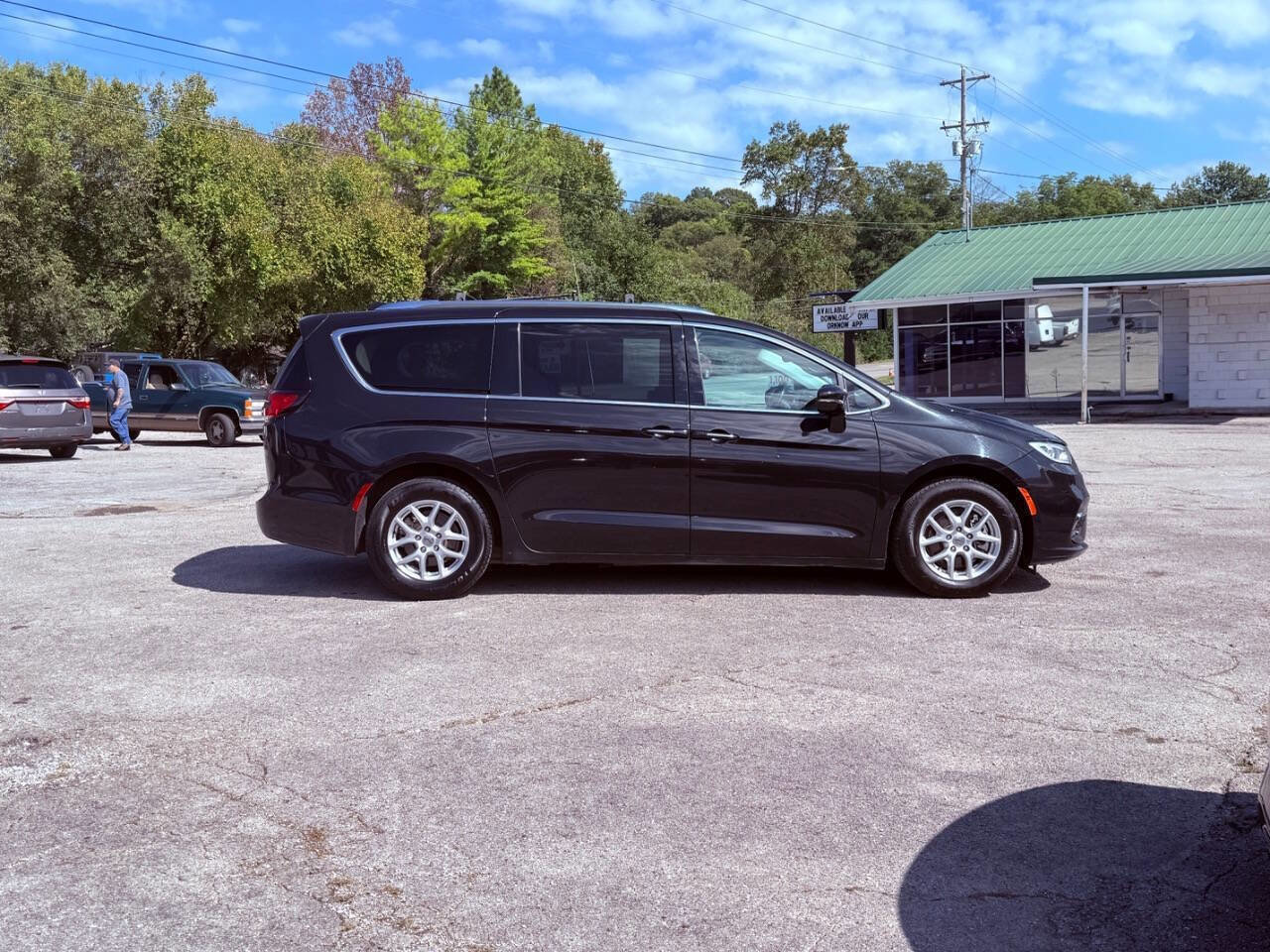 Used 2021 Chrysler Pacifica Touring-L image 7