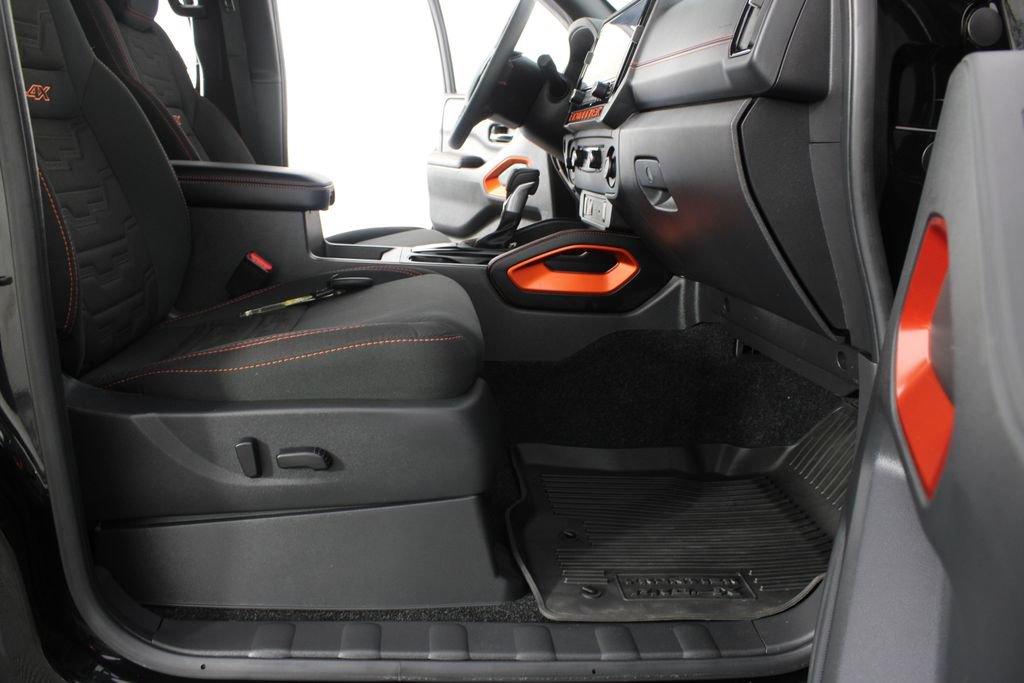 Used 2025 Nissan Frontier PRO-4X AWD/4WD image 19