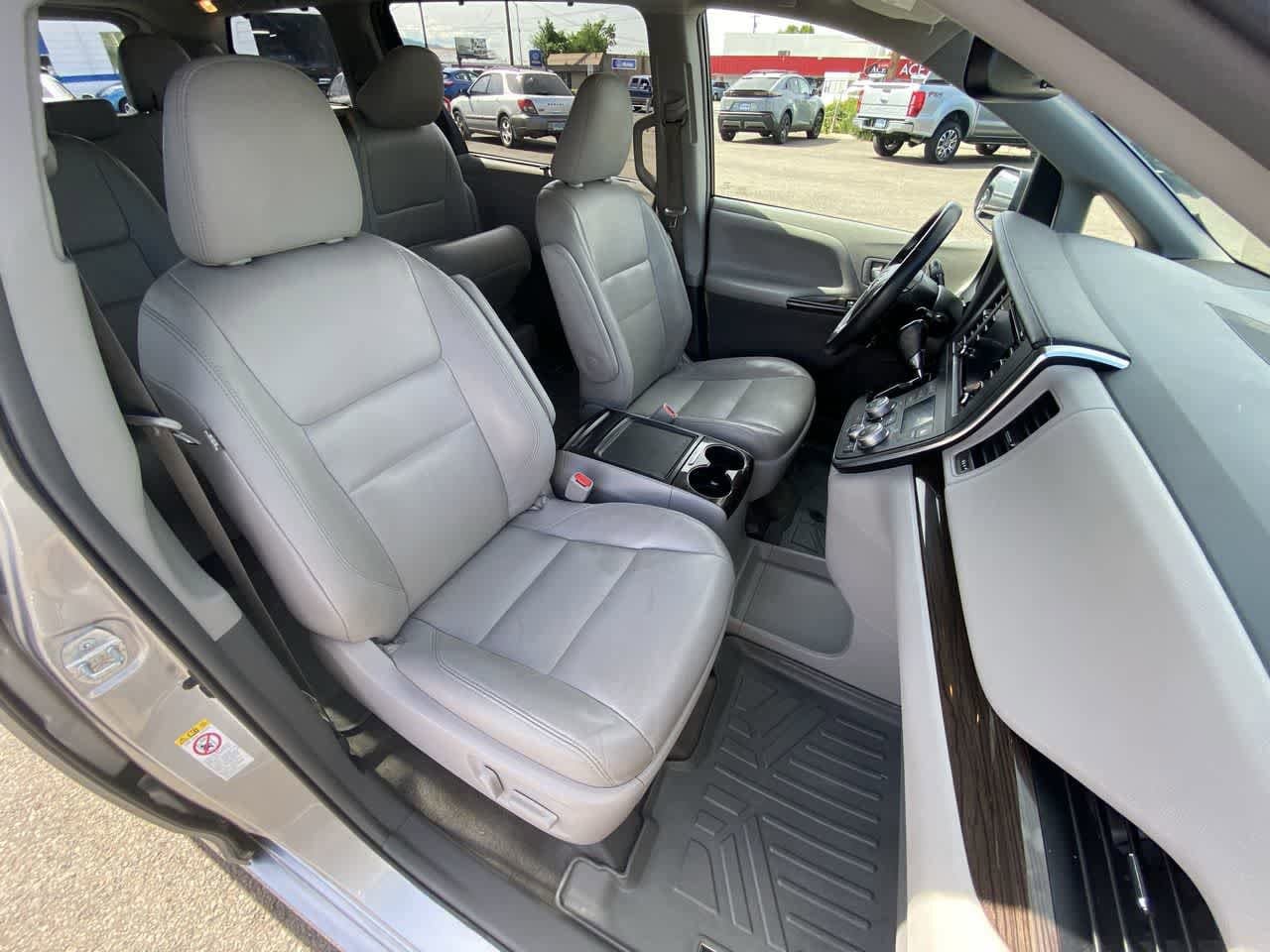 Certified 2018 Toyota Sienna XLE FWD image 25