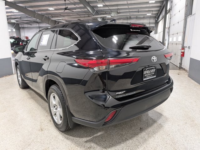 Used 2021 Toyota Highlander LE AWD/4WD image 5