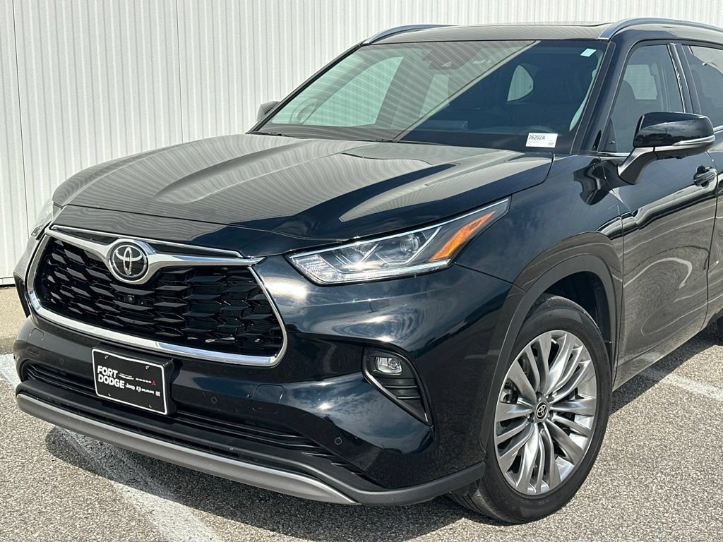 Used 2024 Toyota Highlander Platinum AWD/4WD image 2
