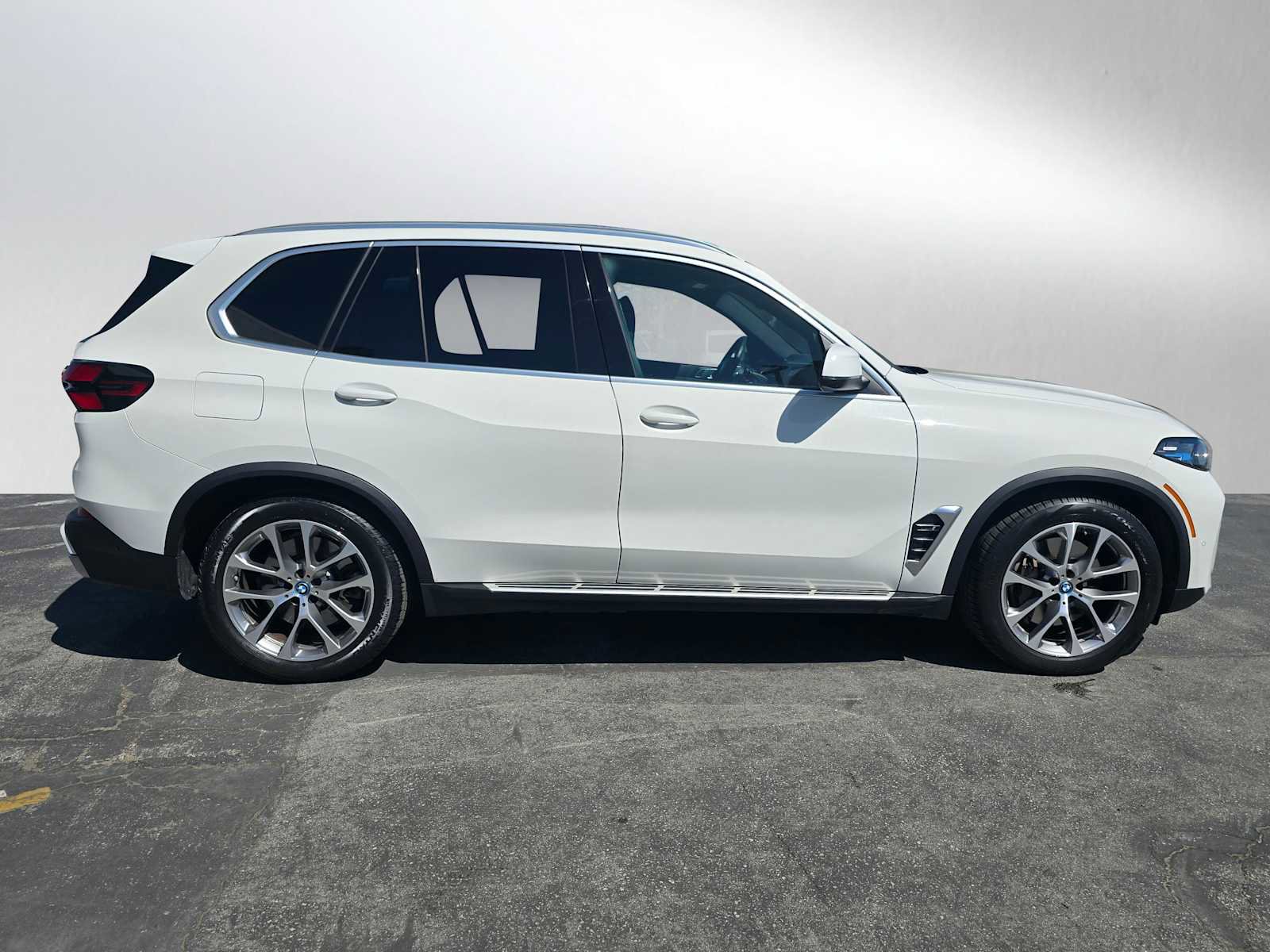 Used 2024 BMW X5 xDrive50e AWD/4WD image 2