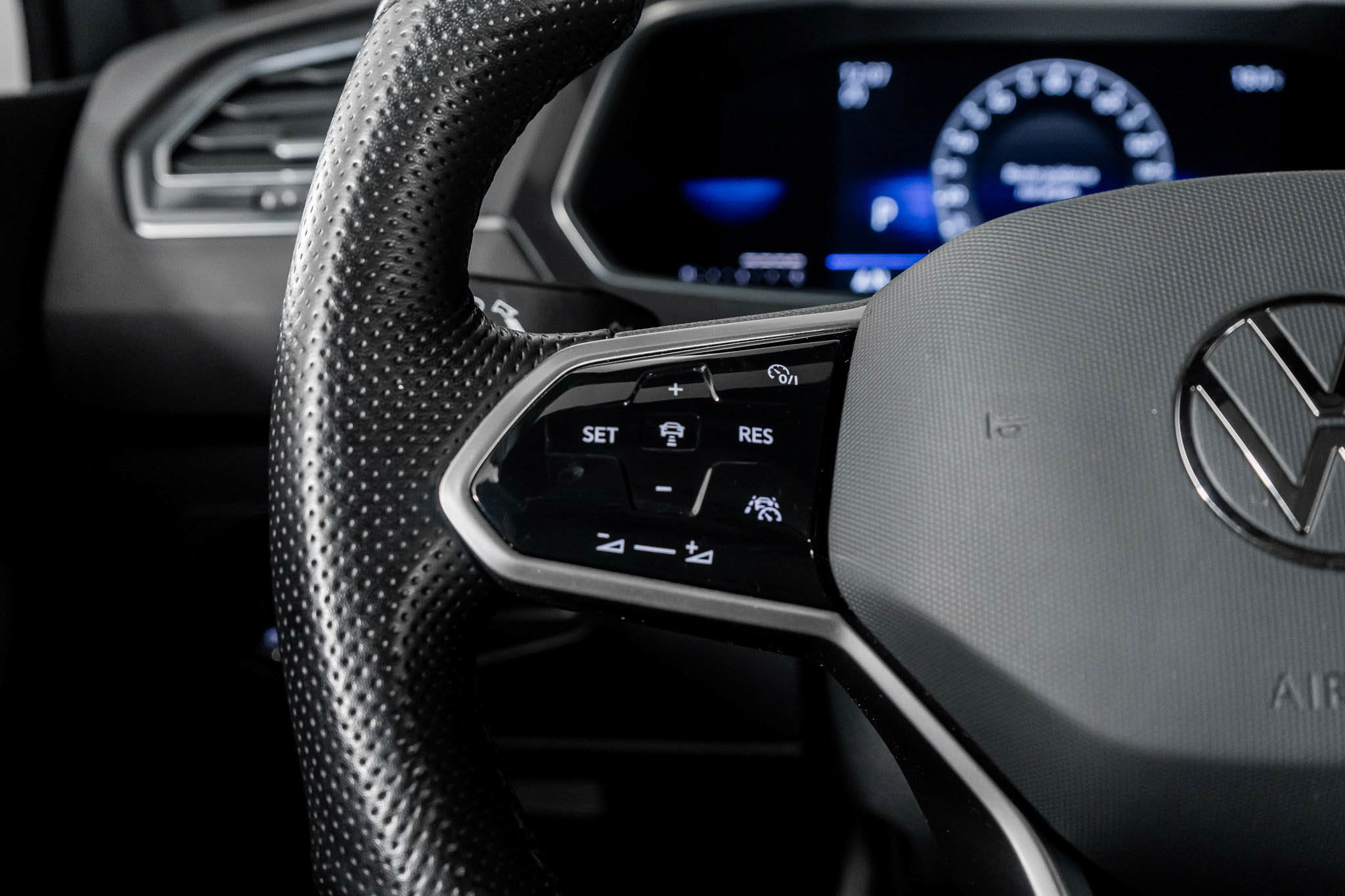 Used 2022 Volkswagen Tiguan SE R-Line image 37