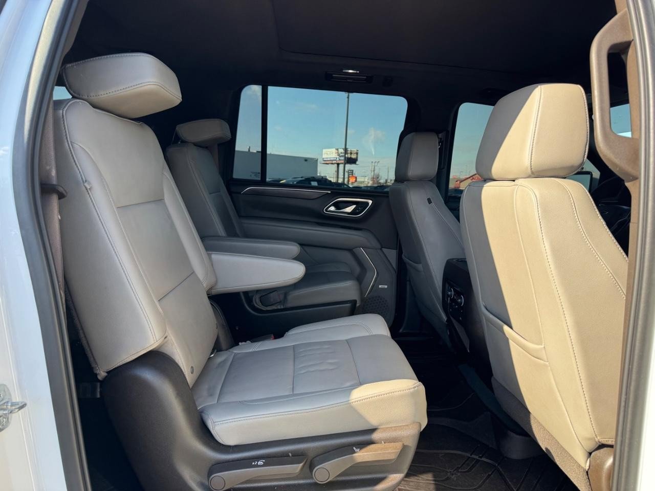 Used 2021 Chevrolet Suburban Z71 w/ Z71 Signature Package image 11