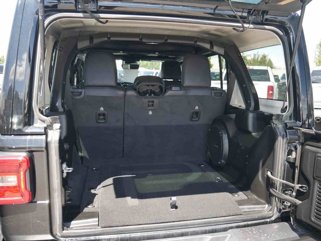 Used 2024 Jeep Wrangler Sahara w/ Technology Group AWD/4WD image 9
