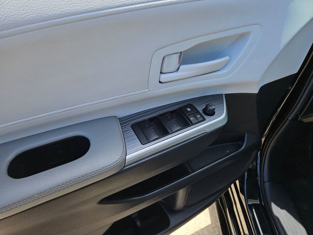 Used 2025 Toyota Sienna LE image 15