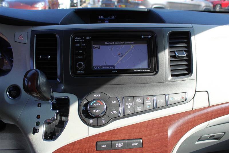 Used 2013 Toyota Sienna XLE w/ Entertainment Pkg FWD image 19