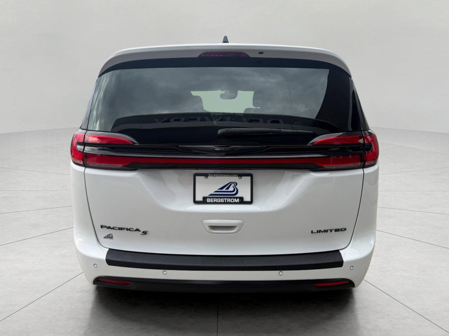 Used 2025 Chrysler Pacifica Limited FWD image 11