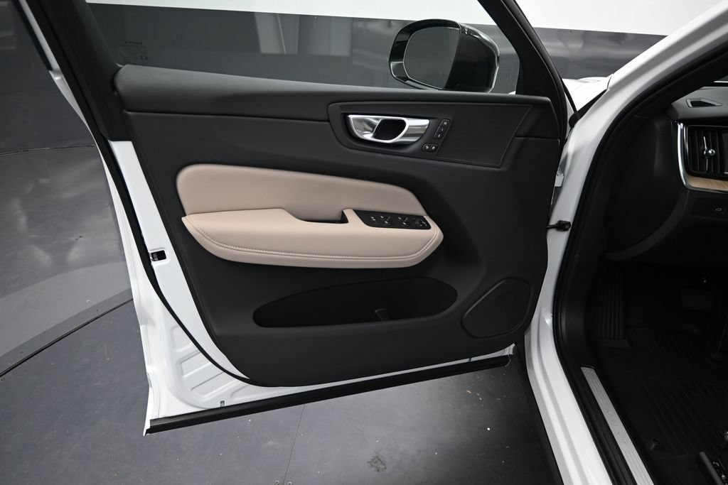New 2026 Volvo XC60 B5 Plus w/ Climate Package PRO AWD/4WD image 9