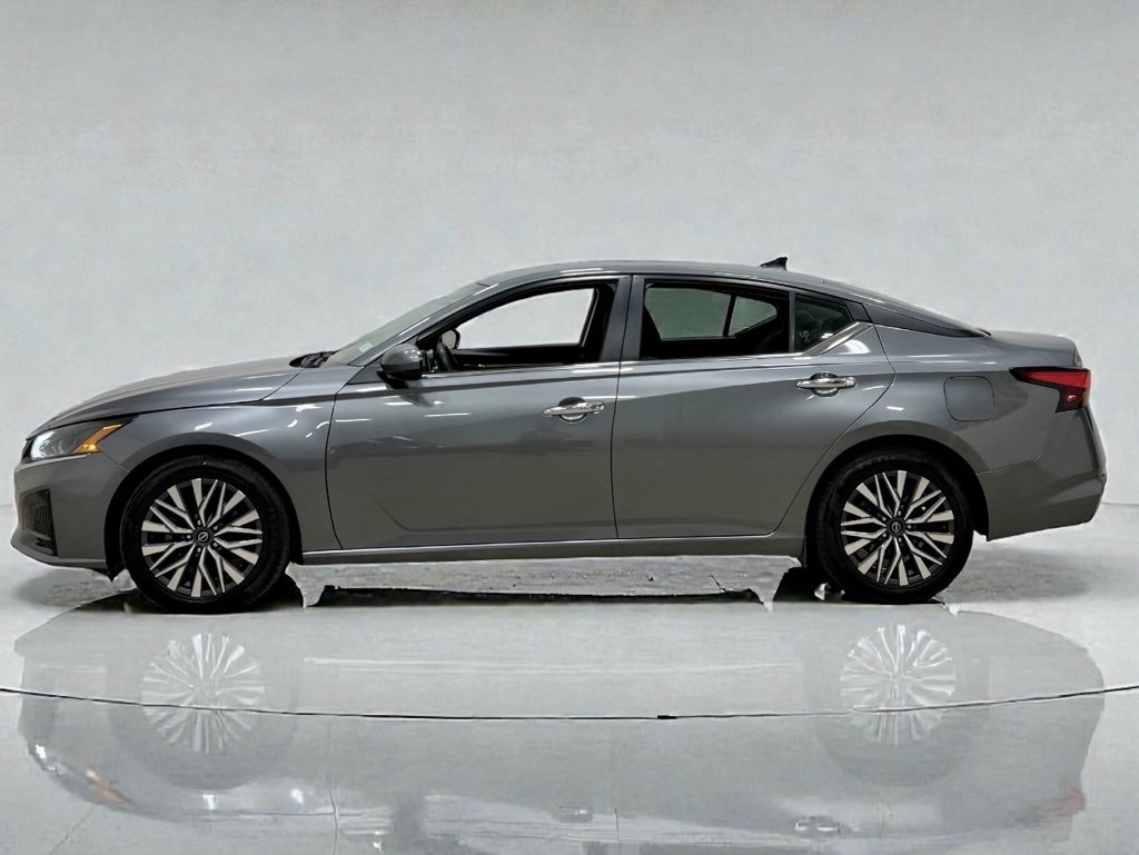 Used 2023 Nissan Altima 2.5 SV image 4