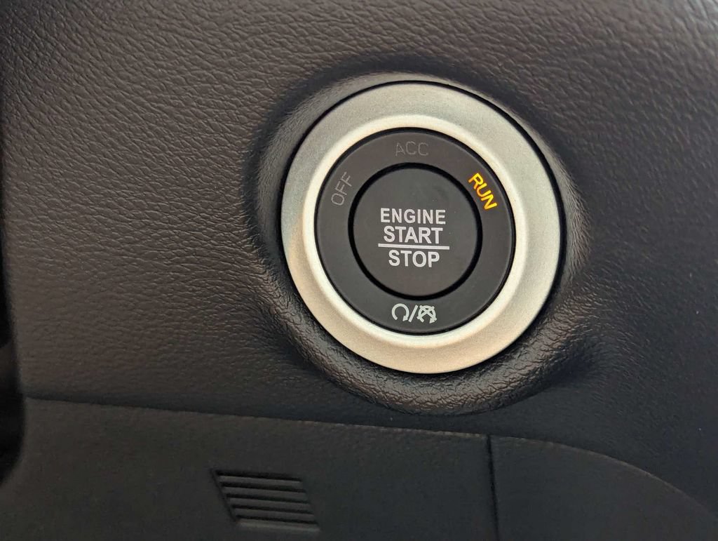 New 2027 Chrysler Pacifica Select w/ Family Tech Group FWD image 27