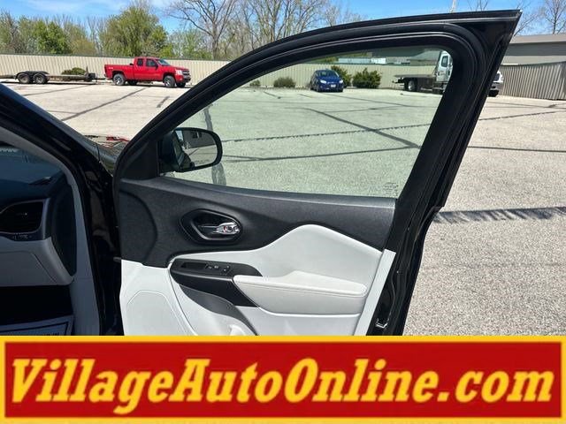 Used 2019 Jeep Cherokee Limited w/ Trailer Tow Group AWD/4WD image 42