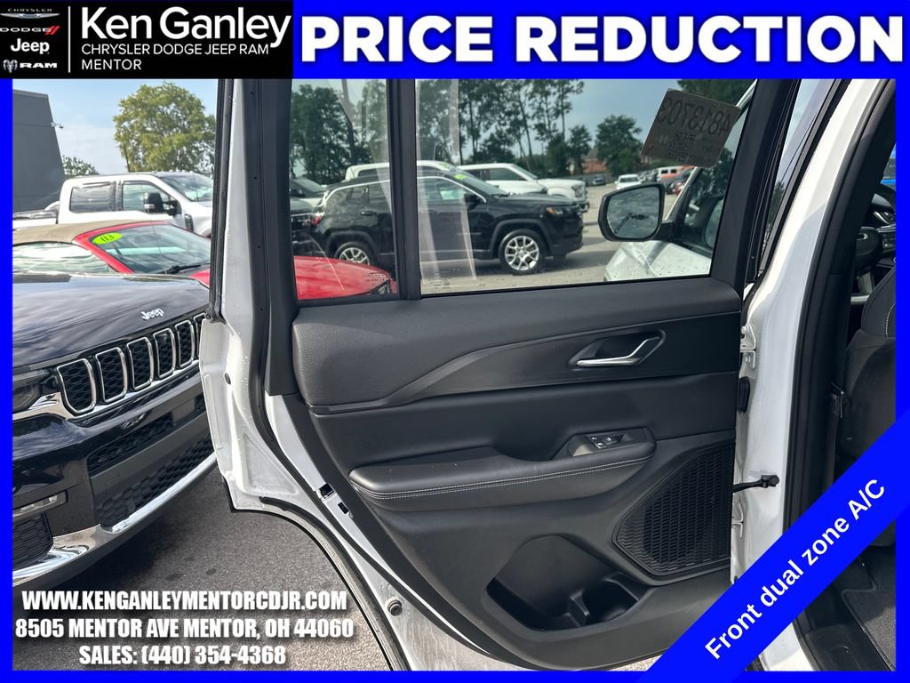 Used 2025 Jeep Grand Cherokee Laredo AWD/4WD image 22