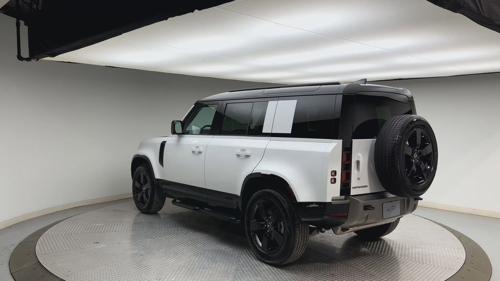 Certified 2025 Land Rover Defender 110 X-Dynamic SE image 4