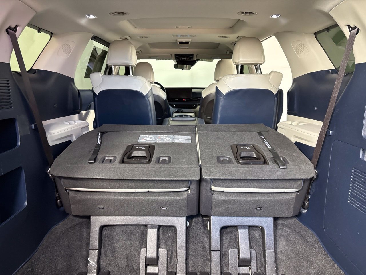 Used 2025 Kia Carnival SX FWD image 25