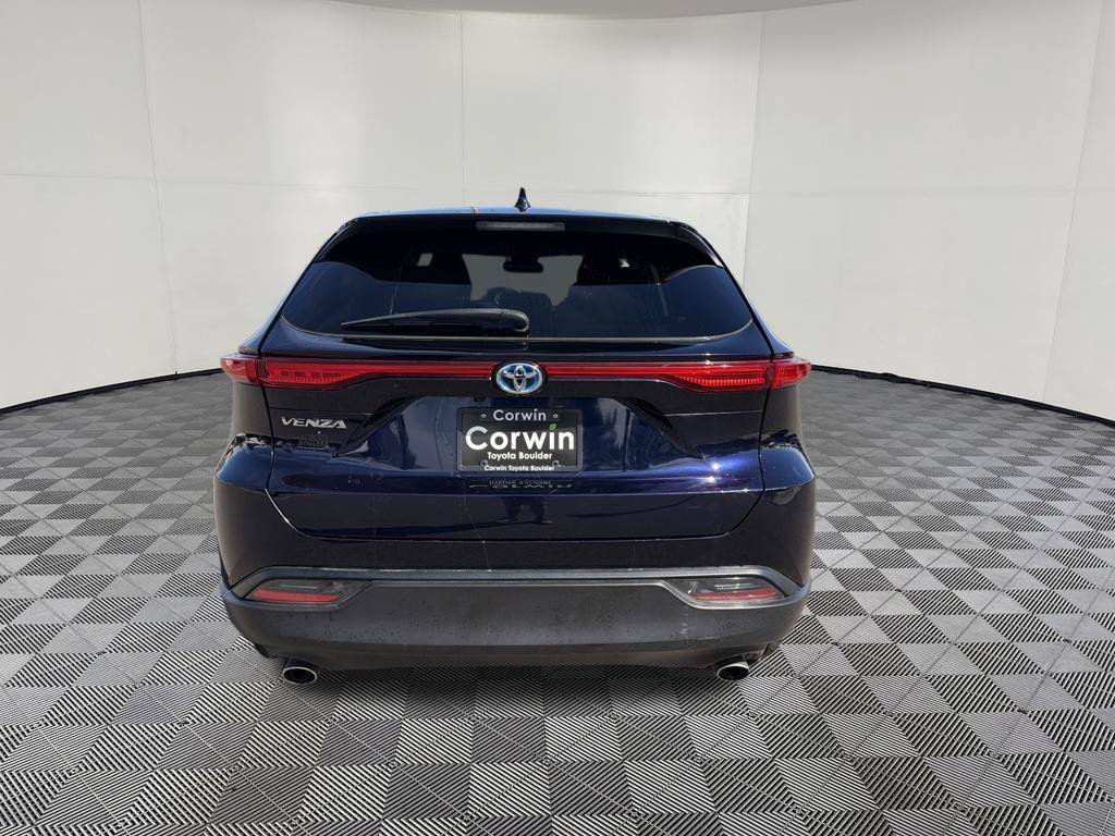 Used 2023 Toyota Venza LE AWD/4WD image 5