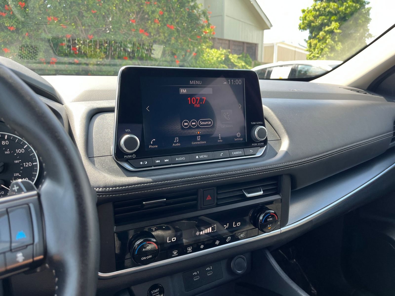 Used 2025 Nissan Rogue SV FWD image 17