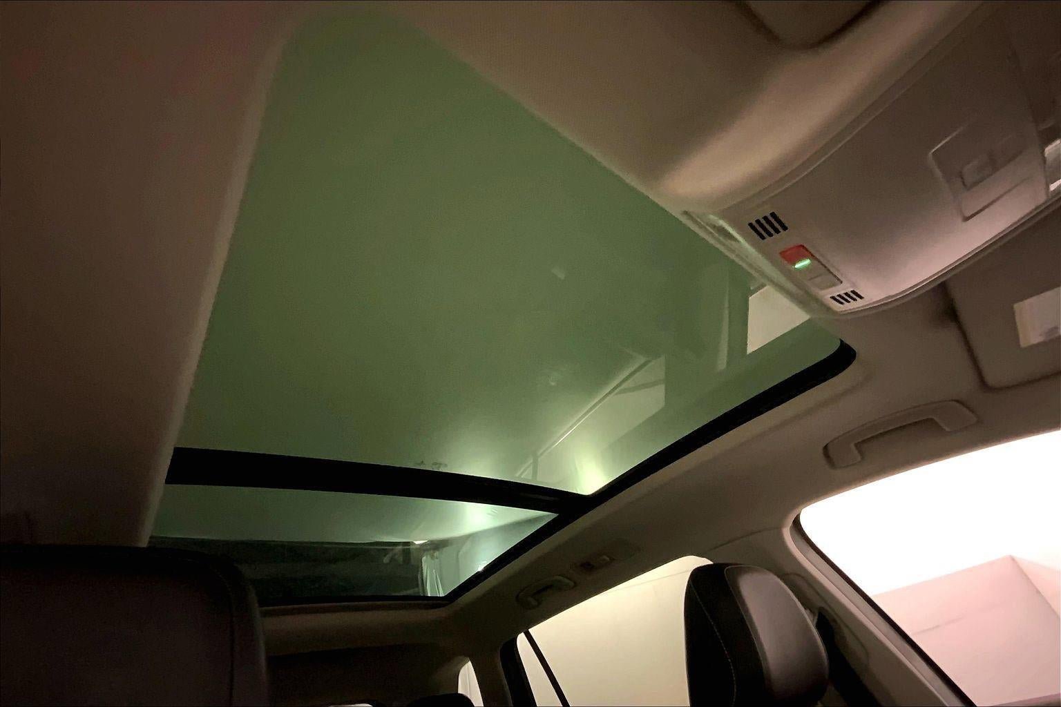 Used 2023 Volkswagen Tiguan SE w/ Panoramic Sunroof Package image 28