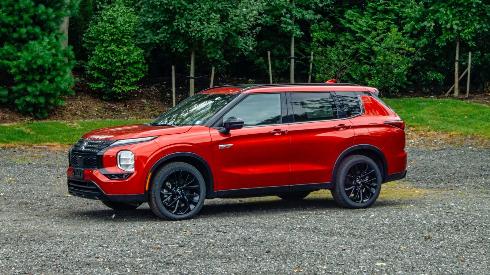 New 2025 Mitsubishi Outlander 4WD Plug-In Hybrid video 3
