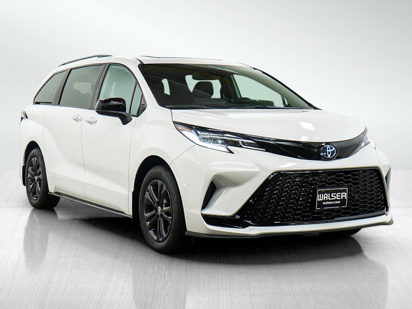 Used 2025 Toyota Sienna XSE AWD/4WD image 7
