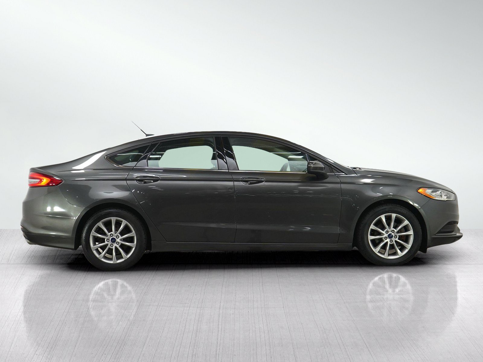 Used 2017 Ford Fusion SE w/ Fusion SE Technology Package FWD image 6