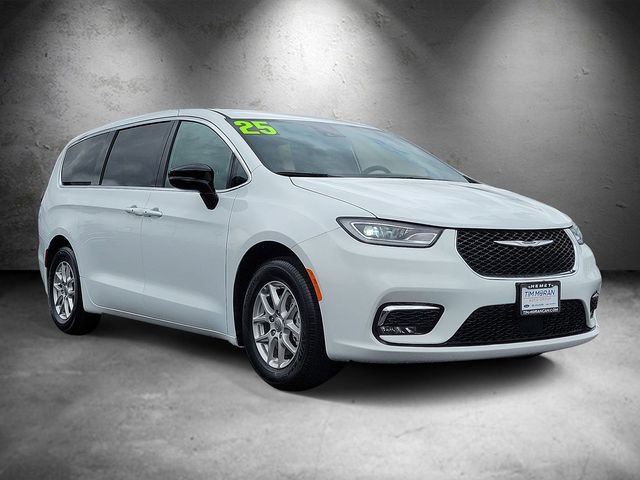Used 2025 Chrysler Pacifica Select FWD image 2