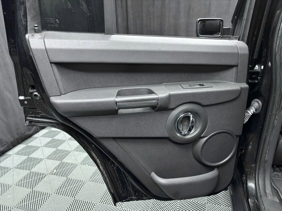 Used 2010 Jeep Commander Limited image 25