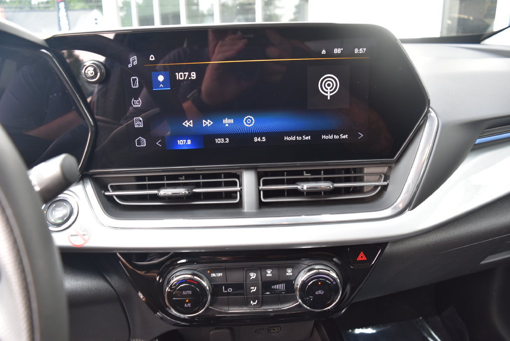 Used 2025 Chevrolet Trax LT FWD image 14