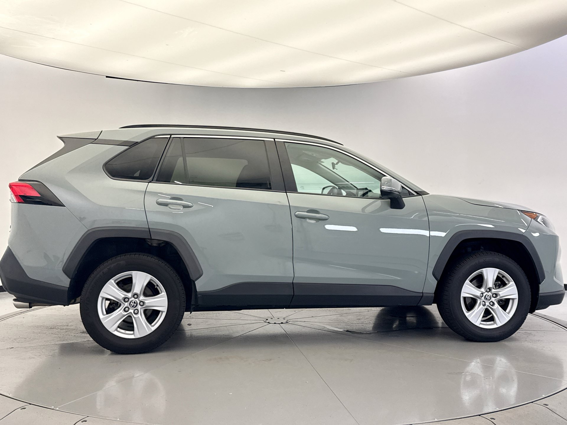 Used 2021 Toyota RAV4 XLE AWD/4WD image 6