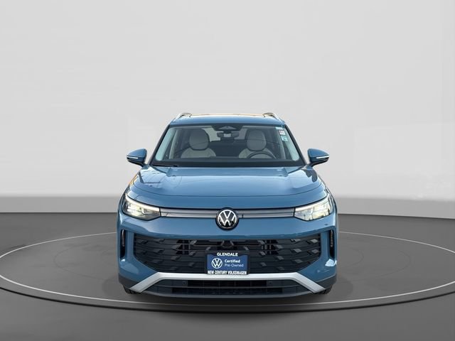 Used 2025 Volkswagen Tiguan SE w/ Panoramic Sunroof Package image 2