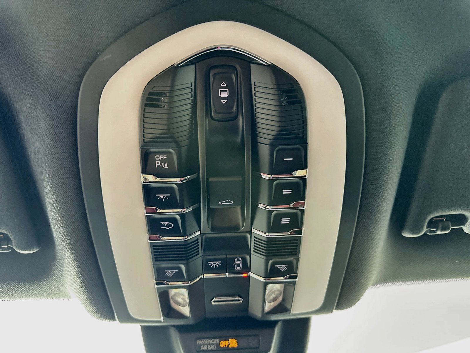 Used 2023 Porsche Macan AWD/4WD image 32