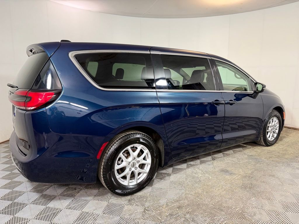 Used 2023 Chrysler Pacifica Touring-L image 7
