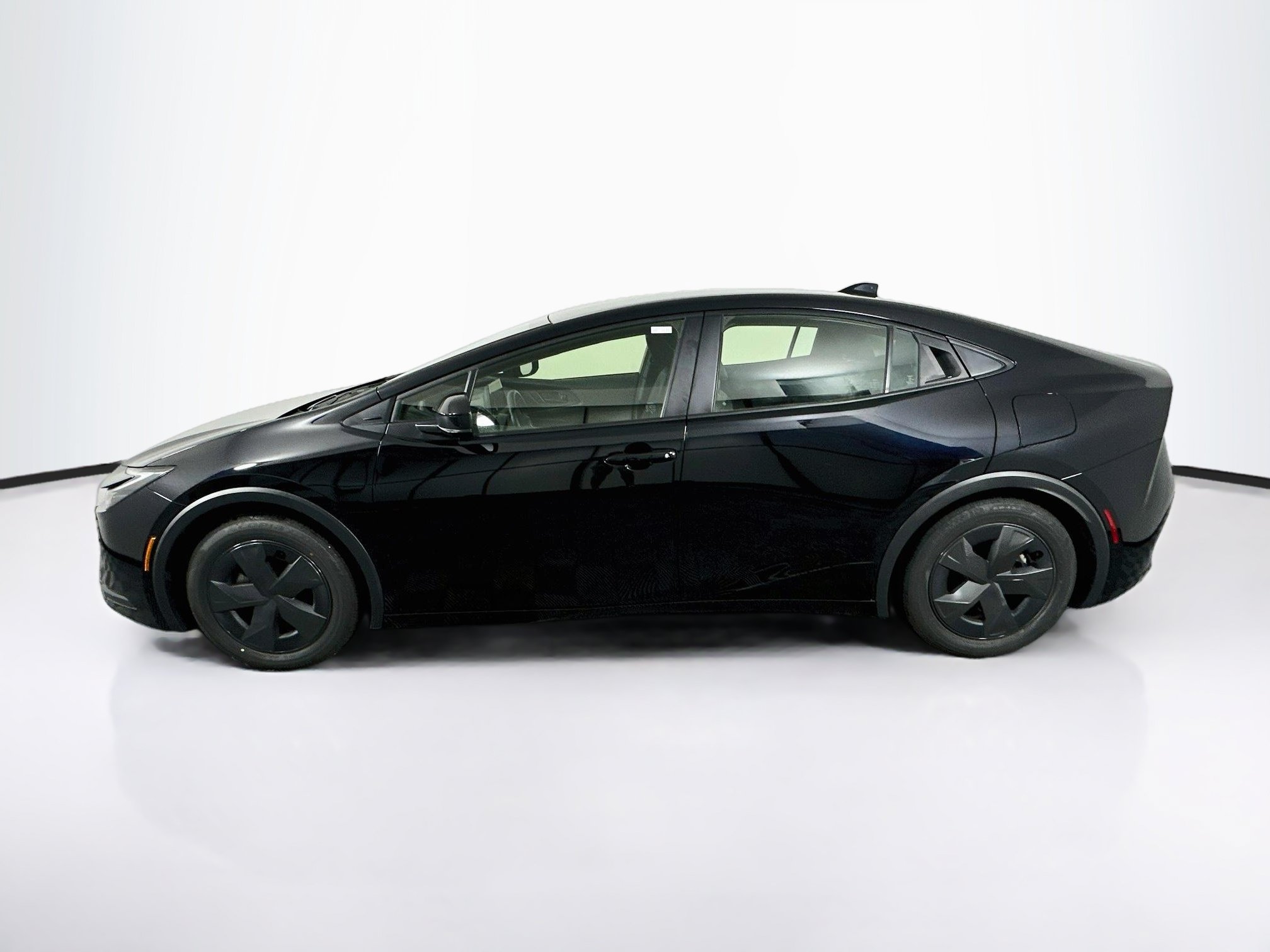 Used 2025 Toyota Prius LE FWD image 4